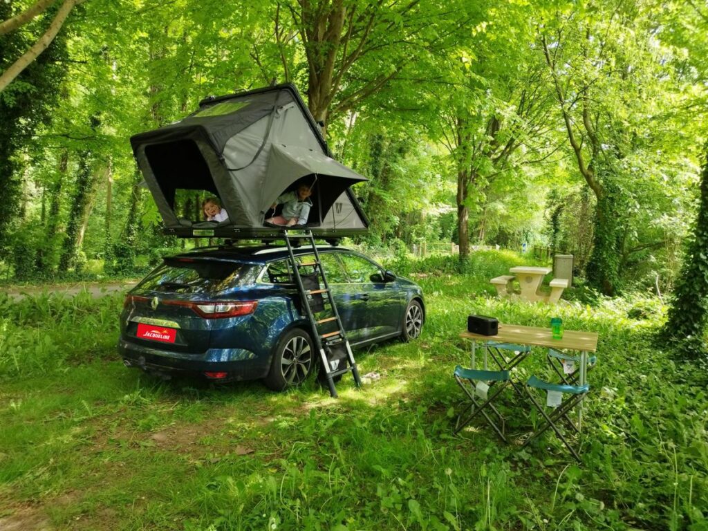 Casule, une tente escamotable qui se fixe sur le hayon pour transformer sa  voiture en camping-car - NeozOne